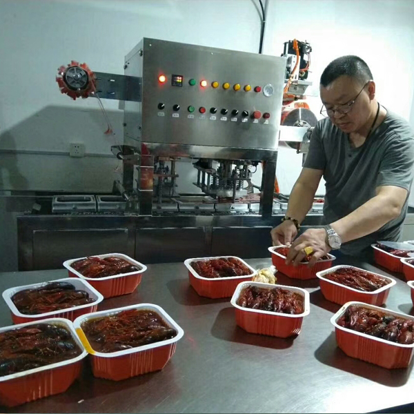 盒裝龍蝦灌裝封口機(jī)(盱眙周小帥食品)