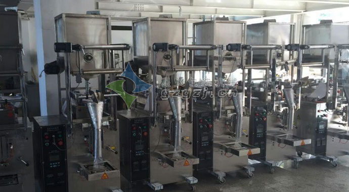 辣子油包裝機(jī)車間展示