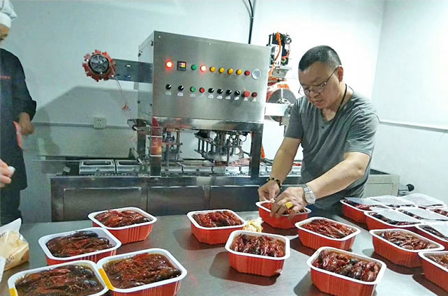 盒裝龍蝦灌裝封口機(盱眙周小帥食品)例